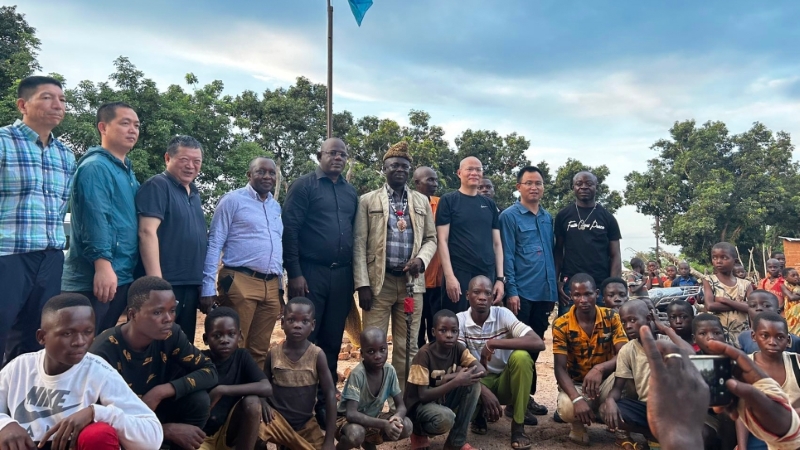 A partir del respeto y la comunicación, el equipo minero de Zijin recibió la bienvenida de los aldeanos de la comunidad Manono de la República Democrática del Congo.