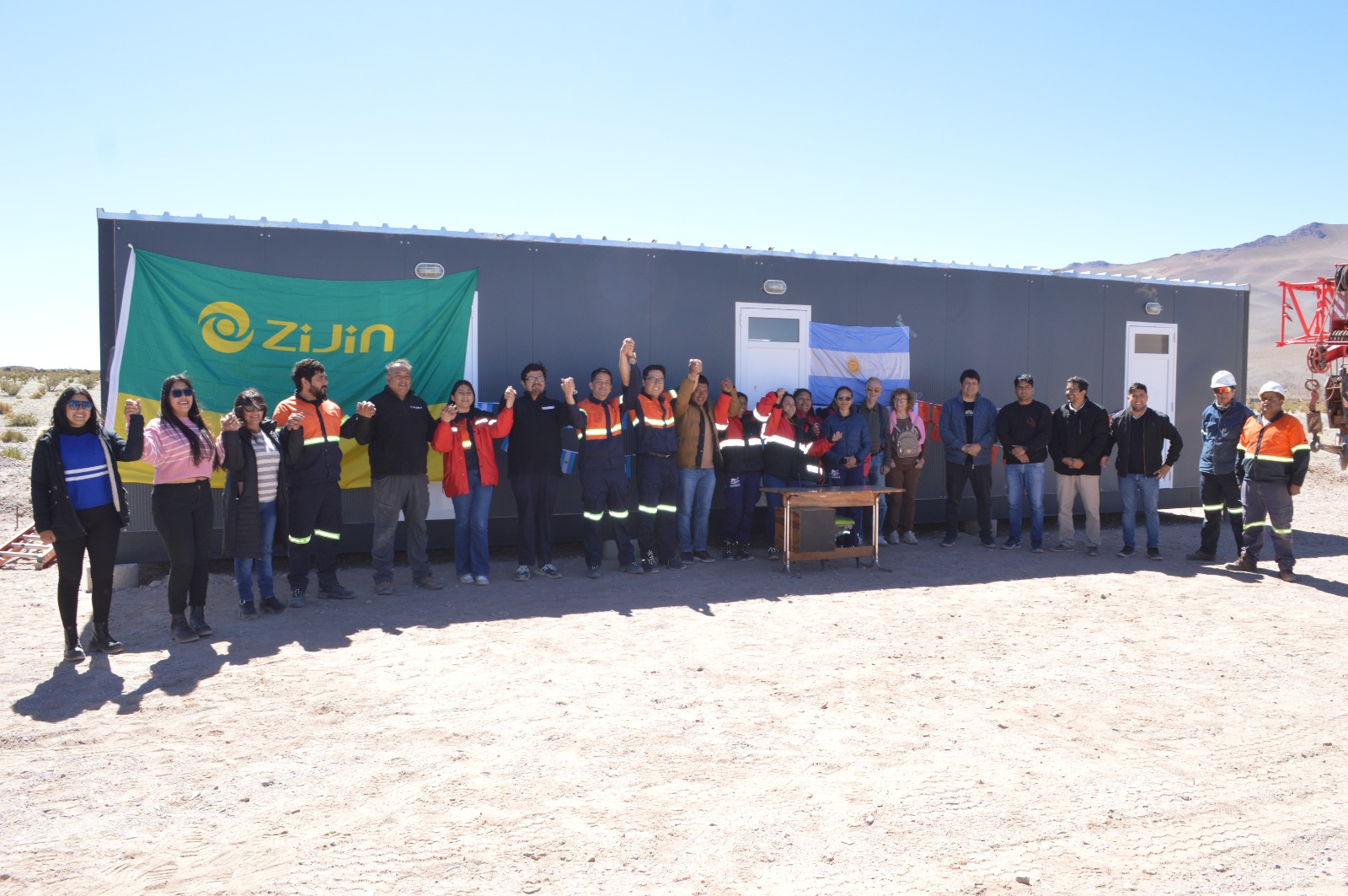 ZIJIN-LIEX DONÓ UN MÓDULO PARA CONTROL EN EL ACCESO AL CAMINO MINERO