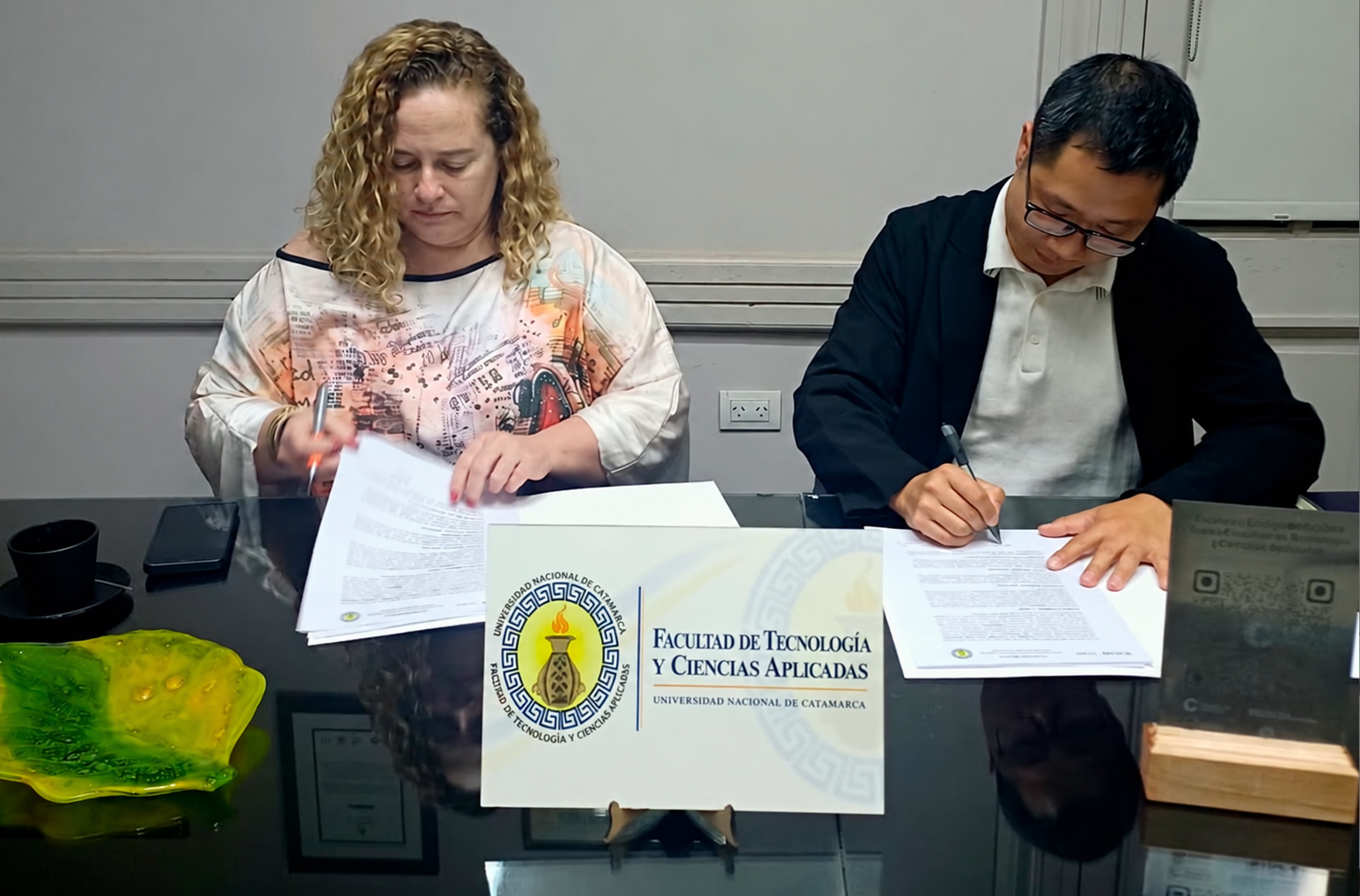 Dos personas firman un acuerdo-2.png Dos personas firman un acuerdo-2.png